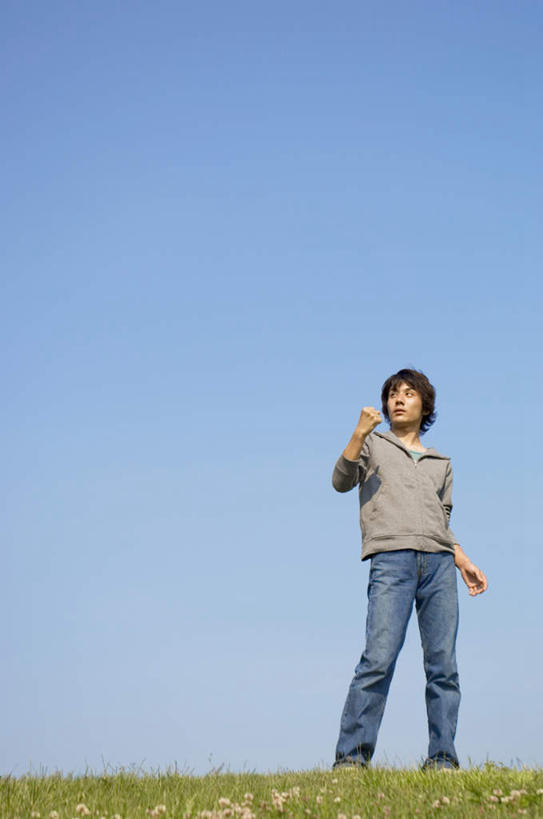 东方人,一个人,站,竖图,室外,白天,仰视,草地,草坪,植物,亚洲,仅一个男性,仅一个人,服装,注视,休闲装,黄种人,草,仅一个年轻男性,衣服,蓝色,绿色,灰色,蓝天,天空,天,观察,看,站着,休闲,休闲服,服饰,观看,察看,关注,男人,男性,年轻男性,亚洲人,站立,彩图,低角度拍摄,全身