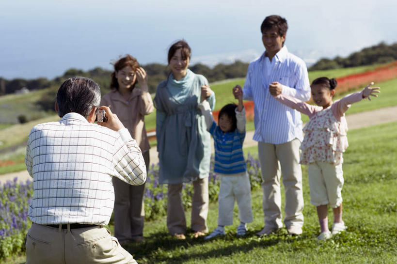 东方人,儿童,老年人,背部,母亲,父亲,儿子,祖母,祖父,三代同堂,站,伸展双臂,笑,微笑,露齿笑,横图,室外,白天,正面,衬衫,纯洁,草地,草坪,植物,相机,亚洲,阴影,服装,光线,格子,影子,云,云朵,许多人,拿,云彩,拿着,注视,休闲装,黄种人,祖孙三代,草,小孩,拍照,衣服,蓝色,绿色,白云,蓝天,天空,阳光,数码相机,天,观察,看,站着,一群人,休闲,温暖,温馨,父子,母子,休闲服,父爱,可爱,母爱,童年,童趣,摄影,服饰,晴朗,奶奶,爷爷,观看,祖孙,和睦,察看,关注,童真,烂漫,无邪,外婆,外祖母,外公,外祖父,外孙,外孙子,天真,老年男性,老年女性,男孩,男人,男性,年轻男性,年轻女性,女人,女性,亚洲人,孩子,年轻人,全家福,孙子,照相机,晴空,敞开双臂,伸开双臂,展开双肩,站立,张开手臂,张开双臂,半身,彩图,衬衣,照相,融洽,男生,爸爸,多代同堂,妈妈