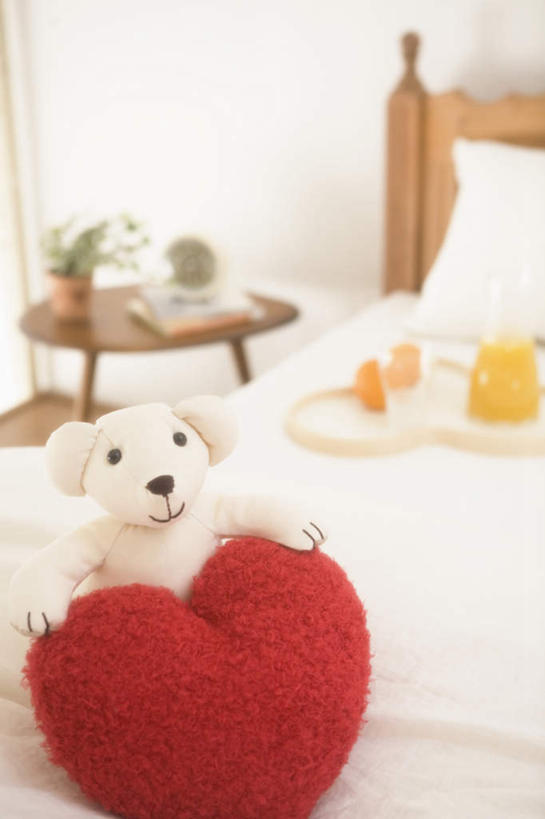 无人,竖图,俯视,室内,白天,爱情,游戏,床,卧室,熊,玩具,爱心,玩偶,双人床,床单,泰迪熊,浪漫,玩,娱乐,被子,两个,红色,白色,玩具熊,休闲,温暖,温馨,心形,恩爱,益智,毛绒玩具,安慰,和睦,被单,发泄,消遣,宣泄,罗斯福熊,心型,玩耍,嬉戏,彩图,高角度拍摄,睡房,卧房,融洽