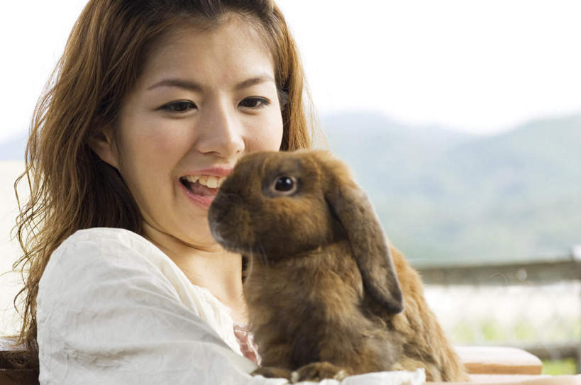 东方人,脸,头,脸颊,一个人,站,抱,横图,室外,特写,白天,正面,山,山脉,哺乳动物,亚洲,仅一个年轻女性,仅一个女性,仅一个人,服装,朦胧,模糊,兔子,山峰,棕色,山峦,注视,休闲装,黄种人,一只,衣服,动物,群山,观察,看,站着,休闲,休闲服,服饰,抱着,观看,兔,察看,搂着,关注,年轻女性,女人,女性,亚洲人,头部,长发,卷发,脸部,脸蛋,面部,搂,搂抱,站立,半身,彩图