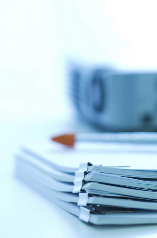 无人,竖图,室内,特写,白天,白色背景,正面,桌子,静物,一堆,堆叠,堆积,朦胧,模糊,笔,材料,档案,文件,办公桌,办公用品,圆珠笔,文具,学习用品,资料,摄影,影棚,堆,文具用品,一支,文档,彩图,影棚拍摄,拍摄