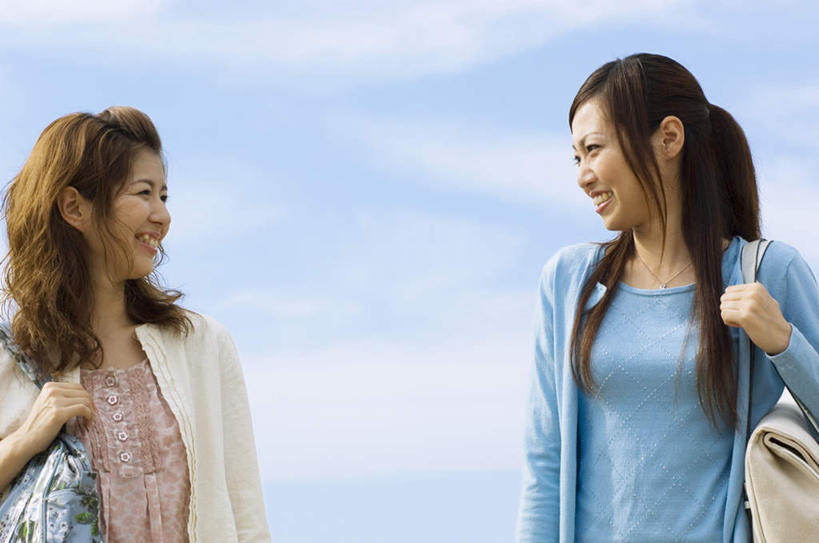 东方人,两个人,伙伴,朋友,站,笑,微笑,露齿笑,横图,室外,白天,仰视,友谊,亚洲,服装,云,云朵,棕色,云彩,注视,休闲装,黄种人,相视,衣服,蓝色,白色,黑色,白云,蓝天,天空,天,观察,看,站着,休闲,面对面,休闲服,服饰,晴朗,观看,对视,察看,关注,相对,相看,友情,年轻女性,女人,女性,亚洲人,长发,卷发,晴空,站立,半身,彩图,低角度拍摄