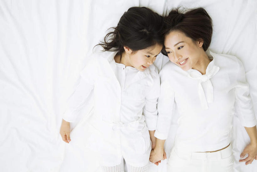 东方人,儿童,两个人,家庭,母亲,女儿,躺,横图,俯视,室内,白天,纯洁,床,卧室,亚洲,握,服装,双人床,床单,休闲装,黄种人,被子,小孩,衣服,黑色,休闲,温暖,温馨,母女,一家人,休闲服,可爱,母爱,童年,童趣,握着,服饰,和睦,被单,童真,烂漫,无邪,天真,年轻女性,女孩,女人,女性,亚洲人,孩子,年轻人,长发,躺着,半身,彩图,高角度拍摄,睡房,卧房,融洽,女生