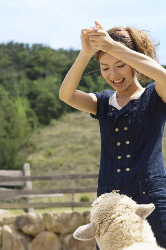 东方人,一个人,农场,站,举,竖图,室外,白天,正面,植物,羊,亚洲,仅一个年轻女性,仅一个女性,仅一个人,服装,云,云朵,棕色,云彩,注视,休闲装,黄种人,树,树木,衣服,蓝色,绿色,白云,蓝天,天空,自然,动物,天,观察,看,托,站着,休闲,休闲服,家畜,服饰,牲畜,生长,成长,观看,察看,关注,年轻女性,女人,女性,亚洲人,长发,绵羊,举起,举手,举着,向上举,向上伸,向上托,站立,半身,彩图