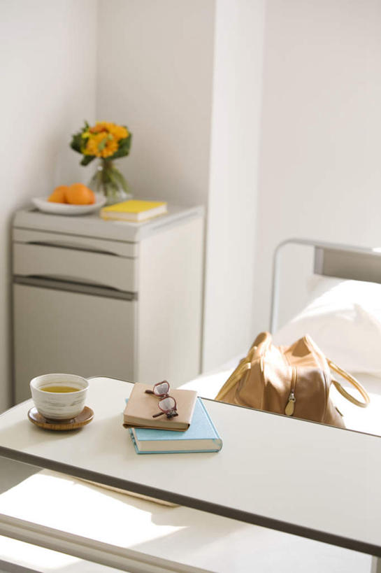 无人,竖图,俯视,室内,特写,白天,植物,床,柜子,卧室,桌面,桌子,柑橘,杯子,花瓶,水果,一副,许多,朦胧,模糊,新鲜,盛开,包,瓷器,皮包,眼镜,生食,食品,果实,床单,记事本,咖啡杯,陶瓷制品,一杯,被子,玻璃制品,花,花瓣,花朵,花卉,鲜花,食物,三个,黄色,本子,笔记本,玻璃瓶,瓶子,橱柜,花蕊,单人床,有机食品,绿色食品,单肩包,一盆,被单,瓷杯,近视眼镜,橘子,桔子,橙子,橙,彩图,高角度拍摄,睡房,卧房