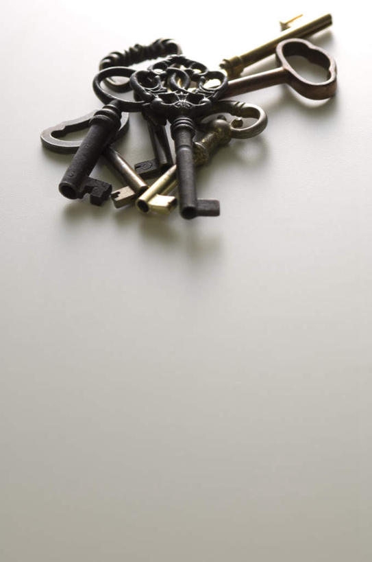 无人,竖图,俯视,室内,特写,白天,白色背景,复古,安全,桌面,桌子,静物,一堆,许多,堆叠,堆积,花纹,散落,图案,防护,钥匙,古典,摄影,影棚,堆,保护,开启,封闭,保险,私密,保全,周全,安稳,安定,防盗,平安,彩图,高角度拍摄,影棚拍摄,拍摄