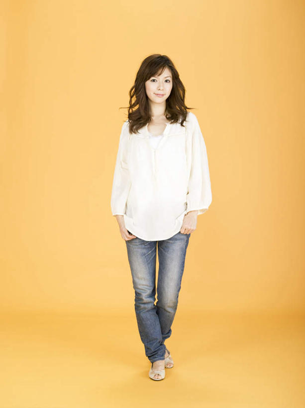 东方人,一个人,站,笑,微笑,竖图,室内,白天,正面,衬衫,亚洲,仅一个年轻女性,仅一个女性,仅一个人,黄色背景,服装,注视,休闲装,黄种人,衣服,白色,黑色,观察,看,站着,休闲,休闲服,摄影,服饰,影棚,观看,察看,关注,年轻女性,女人,女性,亚洲人,长发,站立,彩图,全身,影棚拍摄,衬衣,拍摄