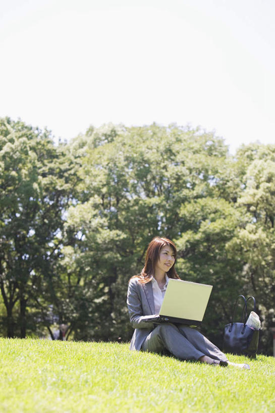 东方人,一个人,商务人士,商务女性,坐,竖图,室外,白天,正面,电脑,笔记本电脑,草地,草坪,植物,亚洲,仅一个年轻女性,仅一个女性,仅一个人,敲打,阴影,套装,光线,网络,影子,云,云朵,云彩,注视,黄种人,输入,通讯设备,草,树,树木,蓝色,绿色,白云,蓝天,天空,阳光,自然,天,打字,观察,看,生长,成长,观看,点击,敲击,察看,无线,关注,通信设备,商务装,无线网络,无线上网,便携式电脑,工薪阶层,按键,手提电脑,年轻女性,女人,女性,亚洲人,白领,上班族,坐着,彩图,全身