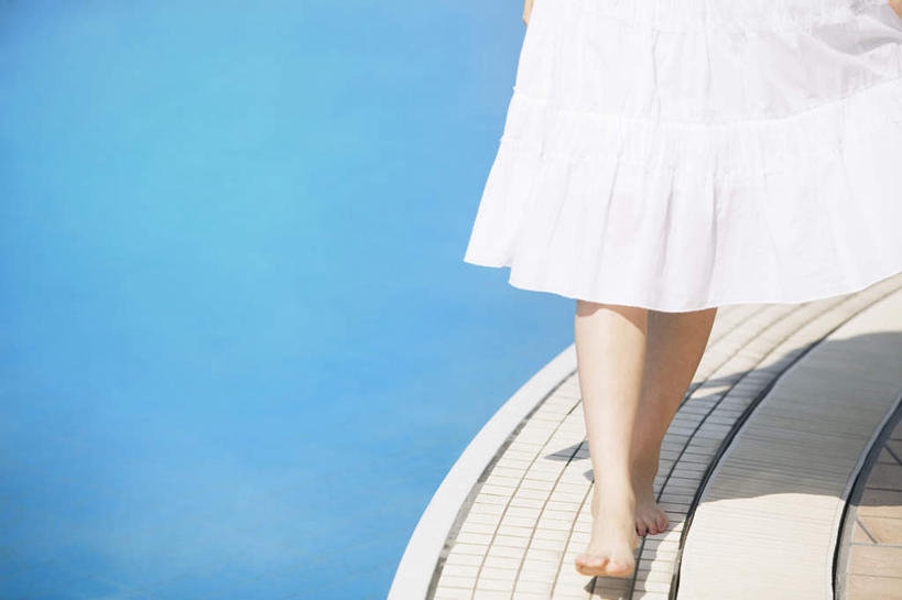 东方人,腿部,脚,脚趾,脚趾甲,腿,一个人,体育馆,游泳池,站,走,横图,俯视,室内,白天,裙子,水,道路,路,亚洲,仅一个年轻女性,仅一个女性,仅一个人,阴影,连衣裙,光线,影子,水池,水面,小路,交通,黄种人,泳池,蓝色,白色,阳光,站着,赤脚,游泳馆,年轻女性,女人,女性,亚洲人,脚指甲,步行,散步,站立,走路,半身,彩图,高角度拍摄