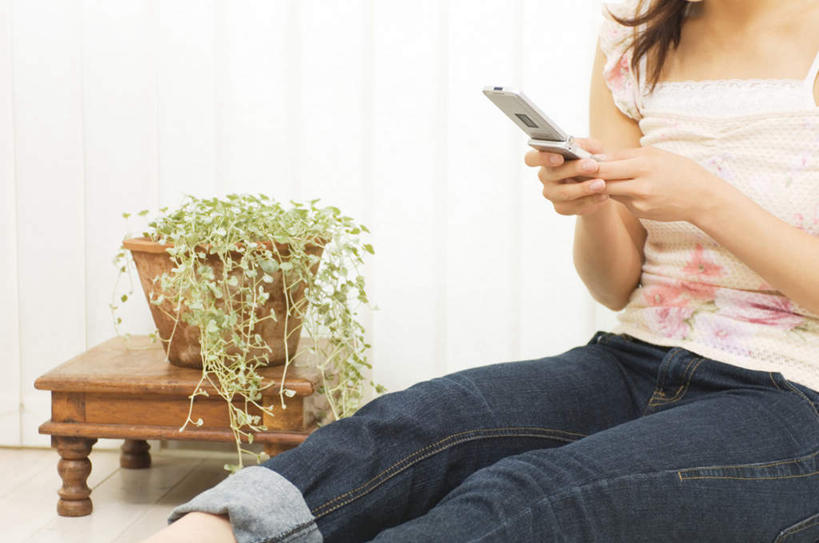 东方人,一个人,客厅,坐,打电话,横图,室内,白天,正面,植物,桌面,桌子,电话,手机,亚洲,仅一个年轻女性,仅一个女性,仅一个人,服装,裤子,盆栽,墙,盆景,拿,拿着,牛仔裤,休闲装,黄种人,通讯设备,墙壁,墙面,衣服,绿色,黑色,自然,休闲,休闲服,服饰,生长,成长,起居室,交流,年轻女性,女人,女性,亚洲人,长发,沟通,通话,坐着,半身,彩图