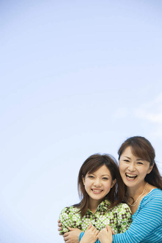 东方人,两个人,伙伴,朋友,站,抱,笑,微笑,露齿笑,竖图,室外,白天,仰视,友谊,亚洲,花纹,条纹,服装,注视,休闲装,黄种人,衣服,蓝色,绿色,黑色,蓝天,天空,天,观察,看,站着,休闲,休闲服,服饰,抱着,观看,察看,搂着,关注,友情,年轻女性,女人,女性,亚洲人,长发,搂,搂抱,站立,半身,彩图,低角度拍摄