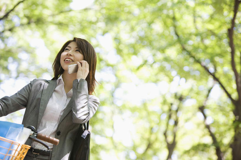 东方人,一个人,商务人士,商务女性,站,打电话,交叉,横图,室外,白天,仰视,植物,自行车,竹子,电话,手机,亚洲,仅一个年轻女性,仅一个女性,仅一个人,阴影,竹制,套装,编织,光线,材料,档案,篮子,文件,影子,拿,拿着,注视,黄种人,通讯设备,车,脚踏车,树,树木,绿色,黑色,阳光,自然,竹篮,资料,交通工具,观察,看,站着,生长,成长,观看,竹条,交织,察看,竹制品,关注,载具,文档,商务装,工薪阶层,穿插,交流,年轻女性,女人,女性,亚洲人,长发,白领,上班族,沟通,通话,站立,半身,彩图,低角度拍摄