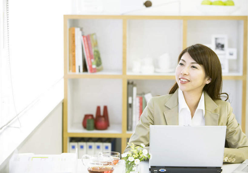 东方人,一个人,商务人士,商务女性,办公室,坐,笑,微笑,露齿笑,横图,室内,白天,正面,衬衫,电脑,笔记本电脑,柜子,桌子,亚洲,仅一个年轻女性,仅一个女性,仅一个人,敲打,套装,网络,材料,档案,文件,办公桌,注视,黄种人,输入,通讯设备,黑色,资料,打字,观察,看,观看,点击,敲击,察看,无线,关注,文档,通信设备,商务装,无线网络,档案柜,无线上网,便携式电脑,工薪阶层,按键,手提电脑,年轻女性,亚洲人,年轻人,长发,白领,上班族,坐着,半身,彩图,衬衣