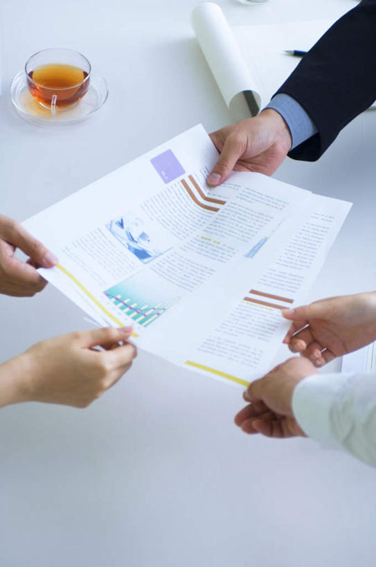 东方人,手,三个人,同事,商务人士,商务男性,商务女性,办公室,站,竖图,俯视,室内,特写,白天,衬衫,成功,合作,团队,集体,信心,餐桌,桌子,杯子,亚洲,双手,套装,材料,档案,文件,领带,拿,拿着,黄种人,队伍,玻璃制品,水杯,资料,站着,手部,餐台,领导,成就,文档,商务装,合伙,领袖,工薪阶层,男人,男性,年轻男性,年轻女性,女人,女性,亚洲人,年轻人,白领,上班族,玻璃杯,站立,半身,彩图,高角度拍摄,衬衣