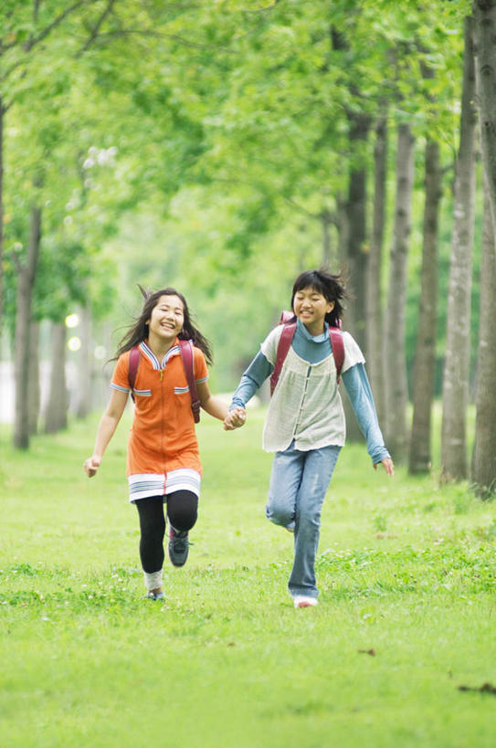 东方人,儿童,两个人,伙伴,朋友,站,握手,竖图,室外,白天,正面,友谊,纯洁,草地,草坪,森林,树林,植物,亚洲,服装,包,书包,注视,休闲装,黄种人,草,树,树木,小孩,衣服,蓝色,绿色,自然,背包,观察,看,站着,休闲,同学,休闲服,橙色,可爱,童年,童趣,服饰,生长,成长,观看,察看,校友,关注,童真,烂漫,无邪,同窗,学友,天真,友情,女孩,女人,女性,亚洲人,孩子,搀手,拉手,手拉手,手握手,站立,彩图,全身,双肩包,女生