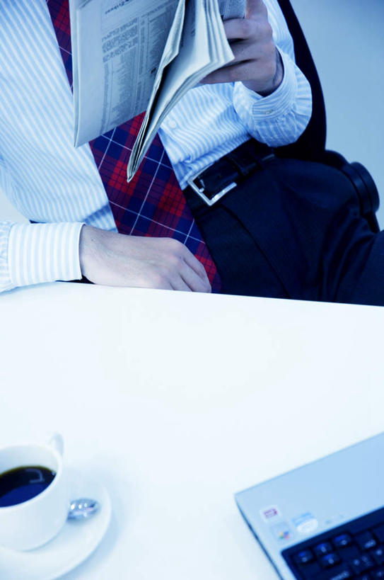 咖啡,东方人,一个人,商务人士,商务男性,办公室,坐,竖图,俯视,室内,特写,白天,衬衫,阅读,幸福,窗帘,桌子,报纸,杯子,餐具,亚洲,仅一个男性,仅一个人,学习,阴影,套装,装饰,光线,瓷器,碟子,盘,影子,办公桌,咖啡杯,领带,陶瓷制品,一杯,拿,拿着,黄种人,娱乐,饮料,仅一个年轻男性,阳光,帘子,盘子,碟,看,享受,休闲,温馨,遮阳,放松,乐趣,浏览,华丽,修饰,点缀,提神,舒适,瓷杯,醒脑,商务装,工薪阶层,衬托,美观,雅致,雅观,软饮料,年轻男性,亚洲人,年轻人,白领,上班族,坐着,半身,彩图,高角度拍摄,衬衣