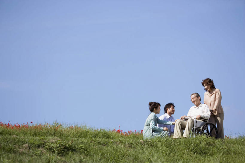 东方人,四个人,家庭,夫妻,母亲,父亲,女儿,儿子,站,坐,蹲,横图,室外,白天,仰视,爱情,草地,草坪,植物,亚洲,阴影,服装,光线,工具,眼镜,影子,浪漫,注视,休闲装,黄种人,草,衣服,蓝色,绿色,蓝天,天空,阳光,轮椅,天,复健,观察,看,站着,休闲,康复,温暖,温馨,父子,母女,一家人,休闲服,器械,恩爱,父爱,母爱,恋人,服饰,观看,和睦,察看,医疗设备,关注,医疗器械,医疗工具,近视眼镜,辅助设备,男人,男性,年轻男性,年轻女性,女人,女性,亚洲人,夫妇,情侣,蹲着,站立,坐着,彩图,低角度拍摄,全身,伴侣,融洽