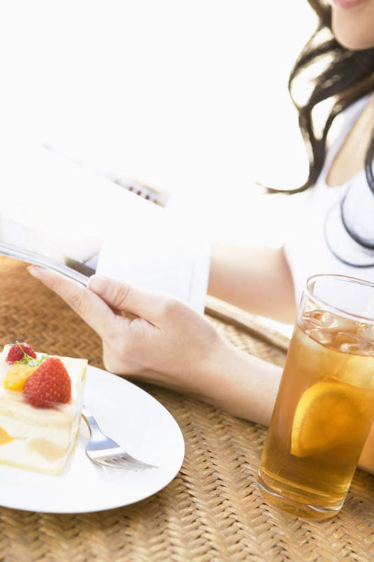 点心,东方人,一个人,坐,竖图,俯视,室内,白天,看书,下午茶,阅读,餐桌,桌子,餐具,书籍,亚洲,仅一个年轻女性,仅一个女性,仅一个人,学习,服装,碟子,盘,食品,拿,拿着,休闲装,黄种人,玻璃制品,食物,糕点,衣服,黑色,盘子,玻璃瓶,瓶子,书本,碟,看,休闲,休闲服,读书,浏览,服饰,餐台,年轻女性,女人,女性,亚洲人,长发,书,图书,坐着,半身,彩图,高角度拍摄,蛋糕