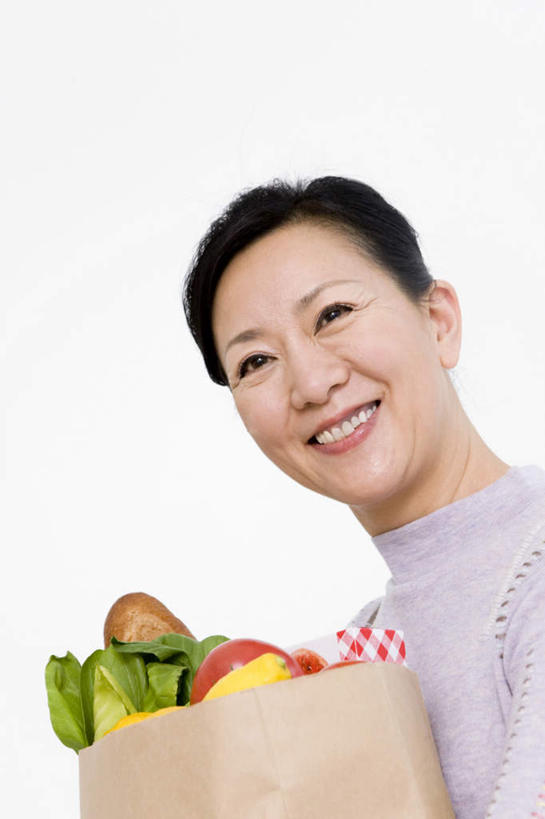 点心,面包,东方人,一个人,站,笑,微笑,露齿笑,竖图,室内,白天,白色背景,正面,购物,消费,蔬菜,西红柿,袋子,叶子,亚洲,仅一个女性,仅一个人,服装,新鲜,包装袋,手提袋,食品,面点,绿叶,购物袋,注视,休闲装,黄种人,食物,糕点,衣服,紫色,观察,看,站着,仅一个中年女性,休闲,休闲服,嫩叶,金融,摄影,服饰,有机食品,绿色食品,影棚,观看,察看,购买,关注,贸易,女人,女性,中年女性,亚洲人,叶,叶片,番茄,站立,半身,彩图,影棚拍摄,拍摄