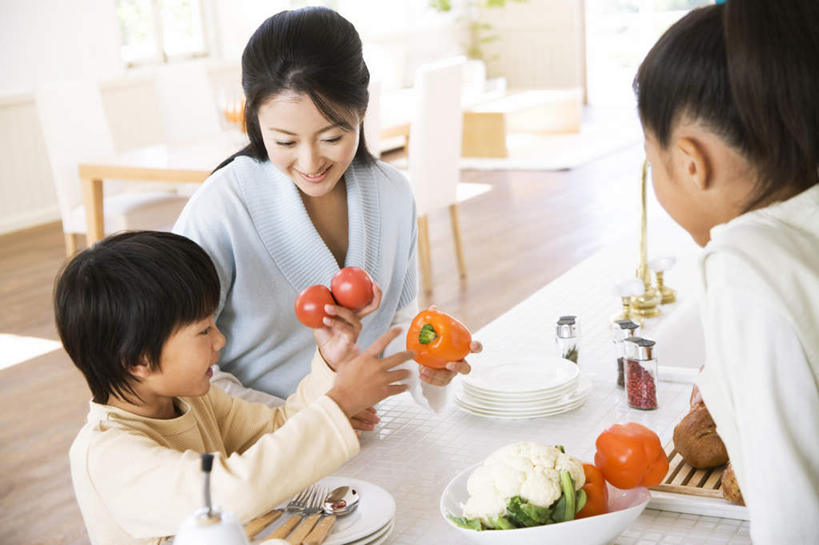东方人,儿童,三个人,家庭,母亲,女儿,儿子,站,坐,笑,微笑,露齿笑,横图,俯视,室内,白天,纯洁,蔬菜,西红柿,餐具,亚洲,服装,新鲜,碟子,盘,食品,拿,拿着,注视,休闲装,黄种人,相视,食物,小孩,衣服,盘子,碟,观察,看,站着,休闲,温暖,温馨,母女,母子,一家人,面对面,休闲服,可爱,母爱,童年,童趣,服饰,有机食品,绿色食品,观看,对视,和睦,察看,关注,相对,童真,烂漫,无邪,相看,天真,男孩,男人,男性,年轻女性,女孩,女人,女性,亚洲人,孩子,年轻人,番茄,站立,坐着,半身,彩图,高角度拍摄,融洽,男生,女生