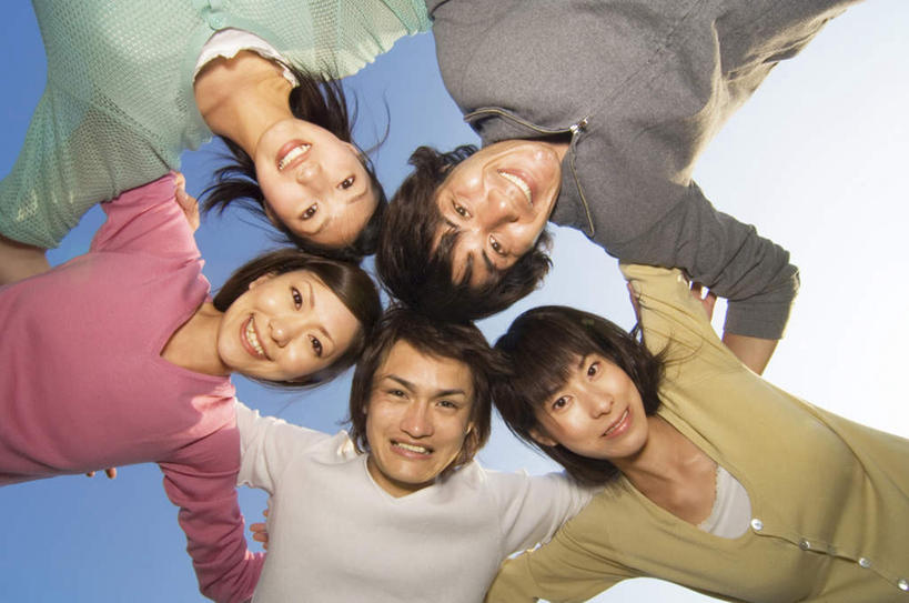 东方人,伙伴,朋友,站,抱,横图,室外,白天,仰视,友谊,亚洲,弯腰,阴影,服装,光线,影子,云,云朵,许多人,云彩,注视,休闲装,黄种人,衣服,粉色,蓝色,绿色,灰色,白云,蓝天,天空,阳光,天,观察,看,站着,一群人,休闲,休闲服,米色,服饰,晴朗,抱着,观看,察看,搂着,关注,弯身,友情,男人,男性,年轻男性,年轻女性,女人,女性,亚洲人,晴空,搂,搂抱,站立,半身,彩图,低角度拍摄