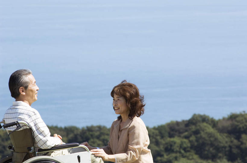 东方人,两个人,夫妻,坐,蹲,横图,室外,白天,侧面,爱情,海浪,海洋,森林,树林,植物,亚洲,阴影,服装,光线,工具,影子,浪花,浪漫,注视,休闲装,黄种人,相视,树,树木,衣服,绿色,阳光,自然,海水,轮椅,复健,观察,看,休闲,康复,面对面,休闲服,器械,恩爱,恋人,服饰,生长,成长,观看,对视,察看,医疗设备,关注,医疗器械,相对,医疗工具,海景,相看,辅助设备,老年男性,老年女性,男人,男性,女人,女性,亚洲人,夫妇,情侣,大海,风浪,海,海水的波动,近岸浪,涌浪,蹲着,坐着,半身,彩图,伴侣