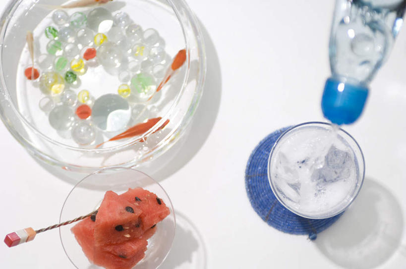 游泳,无人,横图,俯视,室内,特写,白天,游戏,水,静物,玩具,玻璃,两条,飞溅,溅,金鱼,鱼,液体,水滴,鱼缸,玩,娱乐,弹珠,鱼类,玻璃制品,水珠,玻璃瓶,瓶子,休闲,益智,活动,发泄,喷洒,消遣,欣赏,智力,弹球,宣泄,美观,观赏鱼,金鲫鱼,玩耍,嬉戏,彩图,高角度拍摄,全身