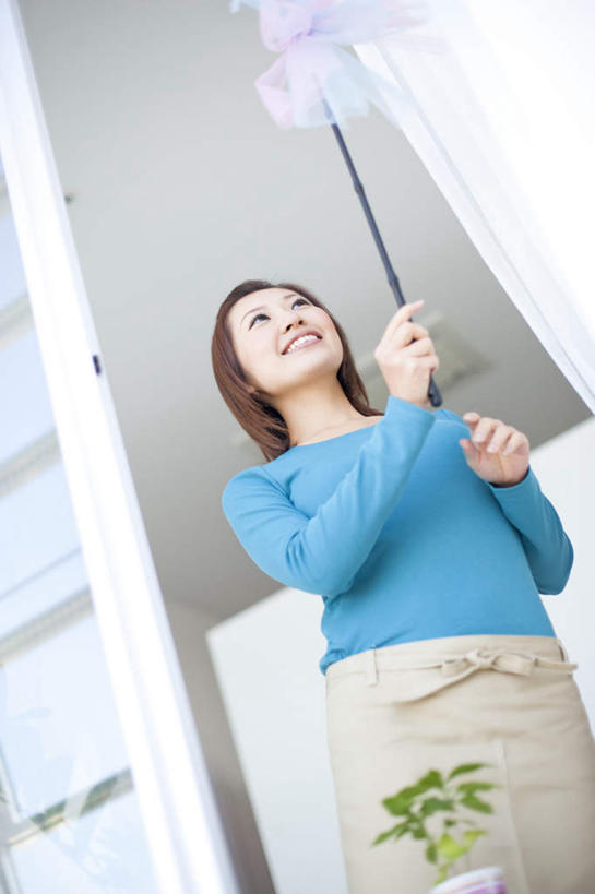 东方人,一个人,站,笑,微笑,露齿笑,竖图,室内,白天,仰视,亚洲,仅一个年轻女性,仅一个女性,仅一个人,服装,拿,拿着,注视,休闲装,黄种人,抹布,衣服,蓝色,黑色,观察,看,站着,休闲,休闲服,服饰,观看,察看,关注,年轻女性,女人,女性,亚洲人,长发,站立,半身,彩图,低角度拍摄