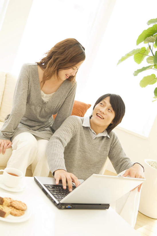 东方人,两个人,夫妻,坐,笑,微笑,露齿笑,竖图,俯视,室内,白天,爱情,电脑,笔记本电脑,植物,窗户,靠垫,卧室,亚洲,服装,网络,盆栽,靠枕,盆景,浪漫,注视,休闲装,黄种人,通讯设备,玻璃窗,衣服,绿色,自然,垫子,枕头,观察,看,休闲,休闲服,恩爱,恋人,服饰,生长,成长,观看,察看,无线,关注,通信设备,无线网络,无线上网,便携式电脑,手提电脑,男人,男性,年轻男性,年轻女性,女人,女性,亚洲人,夫妇,情侣,抬头,仰头,坐着,彩图,高角度拍摄,全身,睡房,卧房,伴侣