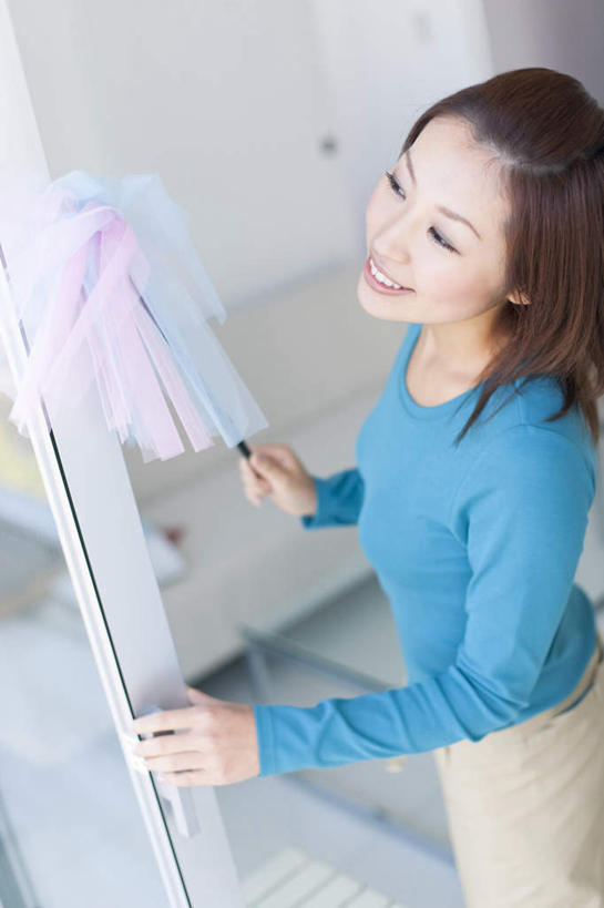 东方人,一个人,站,笑,微笑,露齿笑,竖图,俯视,室内,白天,亚洲,仅一个年轻女性,仅一个女性,仅一个人,服装,拿,拿着,注视,休闲装,黄种人,抹布,衣服,蓝色,黑色,观察,看,站着,休闲,休闲服,服饰,观看,察看,关注,年轻女性,女人,女性,亚洲人,长发,站立,半身,彩图,高角度拍摄