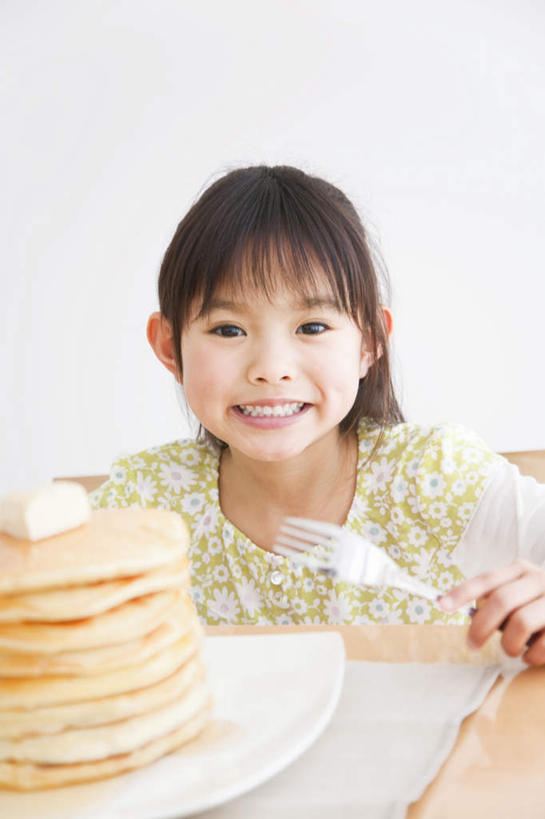 点心,东方人,儿童,脸,头,脸颊,一个人,坐,竖图,室内,特写,白天,白色背景,正面,下午茶,纯洁,餐桌,桌子,餐具,亚洲,仅一个女性,仅一个人,一堆,许多,堆叠,堆积,服装,碟子,盘,叉,食品,拿,拿着,注视,休闲装,黄种人,食物,糕点,小孩,衣服,黑色,盘子,碟,观察,看,仅一个小孩,休闲,休闲服,可爱,童年,童趣,摄影,服饰,影棚,餐台,观看,堆,察看,关注,童真,烂漫,无邪,天真,女孩,女人,女性,亚洲人,孩子,头部,长发,脸部,脸蛋,面部,进餐用具,烹调用具,坐着,半身,彩图,影棚拍摄,拍摄,女生