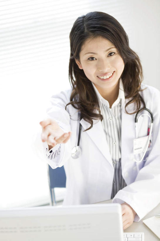 东方人,一个人,医生,医院,坐,举,竖图,俯视,室内,白天,工作服,制服,显示器,亚洲,仅一个年轻女性,仅一个女性,仅一个人,屏幕,注视,黄种人,显示屏,听诊器,观察,看,托,医护人员,医疗人员,观看,察看,医疗设备,白大褂,关注,医疗器械,医疗工具,输出设备,医疗机构,工作制服,检测工具,年轻女性,女人,女性,亚洲人,大夫,举起,举手,举着,向上举,向上伸,向上托,坐着,半身,彩图,高角度拍摄,工作套服,病院,诊所