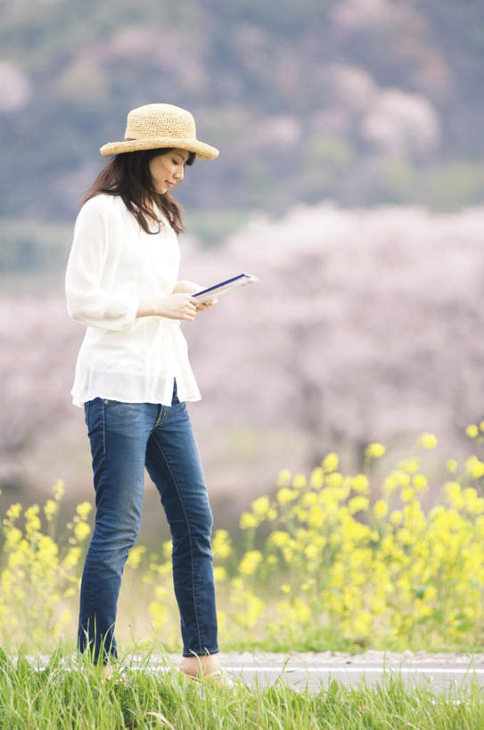 东方人,一个人,站,打电话,竖图,室外,白天,正面,花海,花圃,植物,电话,帽子,手机,叶子,亚洲,仅一个年轻女性,仅一个女性,仅一个人,许多,服装,盛开,草帽,绿叶,拿,花蕾,拿着,注视,休闲装,黄种人,通讯设备,花,花瓣,花朵,花卉,鲜花,衣服,绿色,白色,黑色,自然,花丛,花田,花苞,花蕊,油菜花,观察,看,站着,休闲,休闲服,嫩叶,服饰,生长,成长,观看,察看,关注,交流,年轻女性,女人,女性,亚洲人,长发,叶,叶片,沟通,通话,站立,彩图,全身