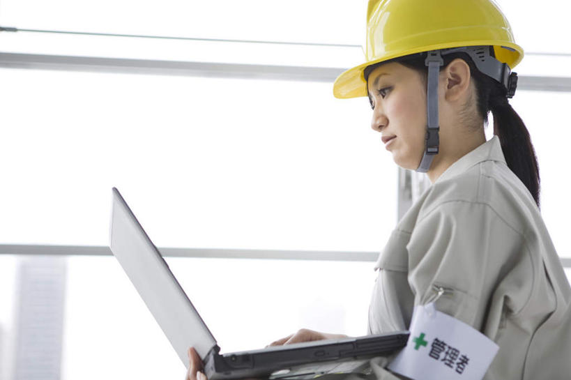 东方人,一个人,工程师,建筑工人,建筑师,站,捧,横图,室内,白天,仰视,电脑,笔记本电脑,帽子,亚洲,仅一个年轻女性,仅一个女性,仅一个人,服装,网络,日文,标志,头盔,文字,字符,注视,休闲装,黄种人,通讯设备,标识,衣服,黄色,安全帽,观察,看,站着,休闲,休闲服,服饰,观看,察看,无线,关注,通信设备,无线网络,无线上网,便携式电脑,日语,手提电脑,年轻女性,女人,女性,亚洲人,技师,建筑工,建筑设计师,端,端着,捧着,手捧,站立,半身,彩图,低角度拍摄