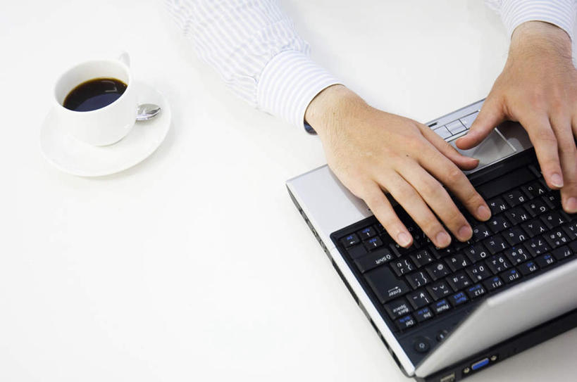 咖啡,东方人,手,一个人,商务人士,商务男性,办公室,坐,横图,俯视,室内,特写,白天,衬衫,幸福,电脑,笔记本电脑,桌子,杯子,餐具,亚洲,双手,仅一个男性,仅一个人,敲打,套装,网络,瓷器,碟子,盘,办公桌,咖啡杯,领带,陶瓷制品,一杯,黄种人,娱乐,输入,通讯设备,饮料,仅一个年轻男性,盘子,碟,打字,享受,休闲,温馨,手部,放松,乐趣,点击,敲击,提神,无线,舒适,瓷杯,醒脑,通信设备,商务装,无线网络,无线上网,便携式电脑,工薪阶层,软饮料,按键,手提电脑,年轻男性,亚洲人,年轻人,白领,上班族,坐着,半身,彩图,高角度拍摄,衬衣