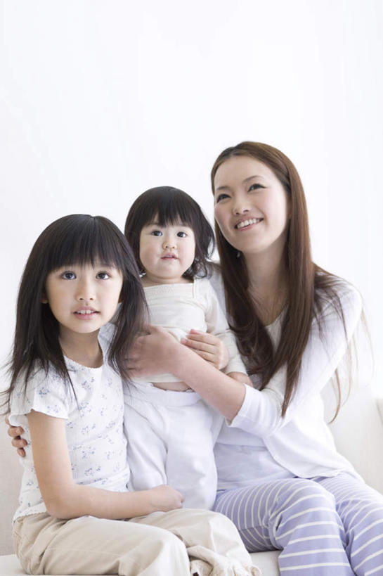 东方人,儿童,三个人,家庭,母亲,女儿,坐,抱,笑,微笑,露齿笑,竖图,室内,白天,白色背景,正面,T恤衫,纯洁,亚洲,服装,T恤,注视,休闲装,黄种人,小孩,衣服,白色,黑色,观察,看,休闲,温暖,温馨,母女,一家人,休闲服,可爱,母爱,童年,童趣,摄影,服饰,影棚,抱着,观看,和睦,察看,搂着,关注,童真,烂漫,无邪,天真,年轻女性,女孩,女人,女性,亚洲人,孩子,年轻人,长发,搂,搂抱,坐着,半身,彩图,影棚拍摄,拍摄,融洽,女生