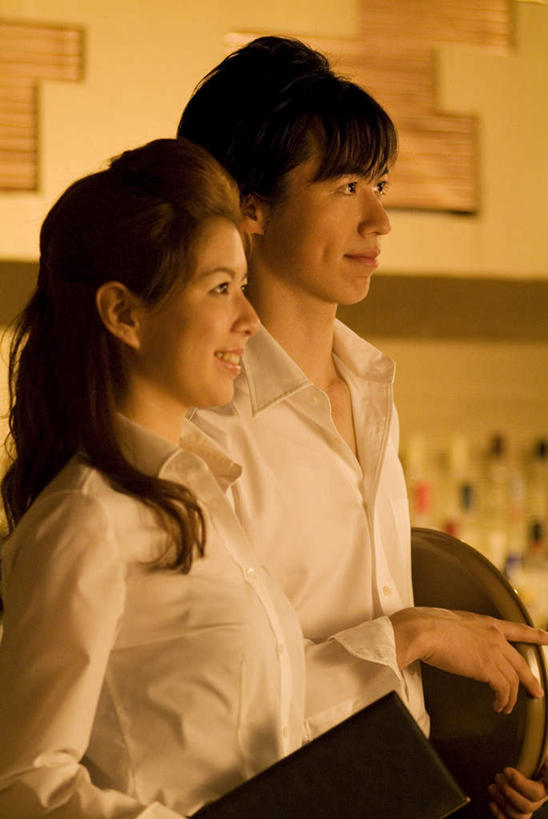 东方人,两个人,服务员,站,捧,笑,微笑,露齿笑,竖图,室内,白天,侧面,工作服,制服,托盘,亚洲,阴影,光线,影子,墙,灯光,注视,黄种人,墙壁,墙面,黑色,观察,看,站着,观看,察看,关注,工作制服,男人,男性,年轻男性,年轻女性,女人,女性,亚洲人,长发,服务生,侍者,端,端着,捧着,手捧,站立,半身,彩图,工作套服