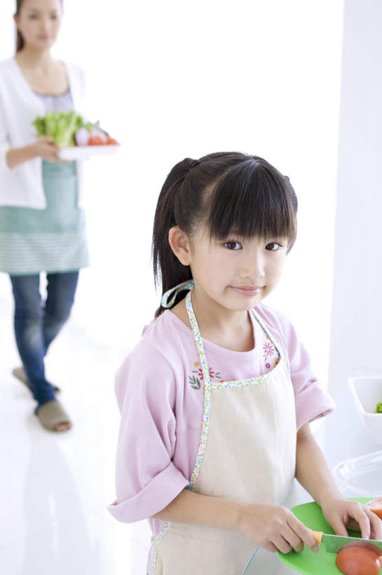 东方人,儿童,两个人,家庭,母亲,女儿,站,竖图,室内,白天,正面,纯洁,蔬菜,西红柿,金属制品,亚洲,切开,服装,新鲜,金属,工具,食品,刀具,拿,拿着,注视,休闲装,黄种人,食物,小孩,衣服,黑色,刀,观察,看,切,站着,休闲,温暖,温馨,母女,一家人,休闲服,可爱,母爱,童年,童趣,服饰,有机食品,绿色食品,观看,和睦,察看,关注,菜刀,剖面,童真,烂漫,无邪,切面,切菜刀,天真,年轻女性,女孩,女人,女性,亚洲人,孩子,年轻人,长发,番茄,站立,半身,彩图,融洽,女生