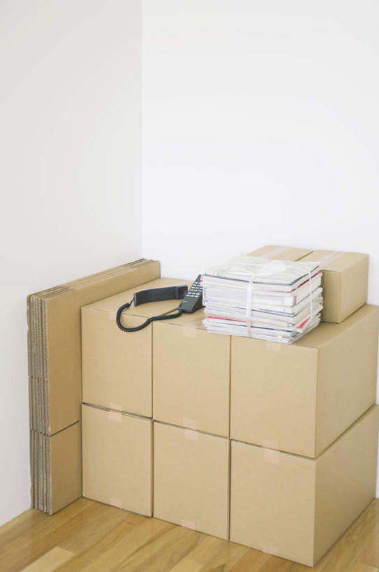 无人,打电话,竖图,室内,白天,白色背景,正面,静物,电话,一堆,许多,堆叠,堆积,包装,纸箱,通讯设备,话筒,容器,箱子,电话线,摄影,影棚,堆,纸板箱,包装箱,一部,交流,电话机,沟通,通话,彩图,影棚拍摄,拍摄