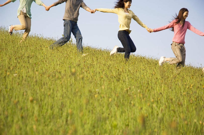 东方人,四个人,伙伴,朋友,站,走,横图,室外,白天,仰视,友谊,草地,草坪,植物,亚洲,阴影,服装,光线,影子,注视,休闲装,黄种人,草,衣服,绿色,黑色,阳光,观察,看,站着,休闲,休闲服,服饰,观看,察看,关注,友情,男人,男性,年轻男性,年轻女性,女人,女性,亚洲人,长发,步行,散步,站立,走路,半身,彩图,低角度拍摄