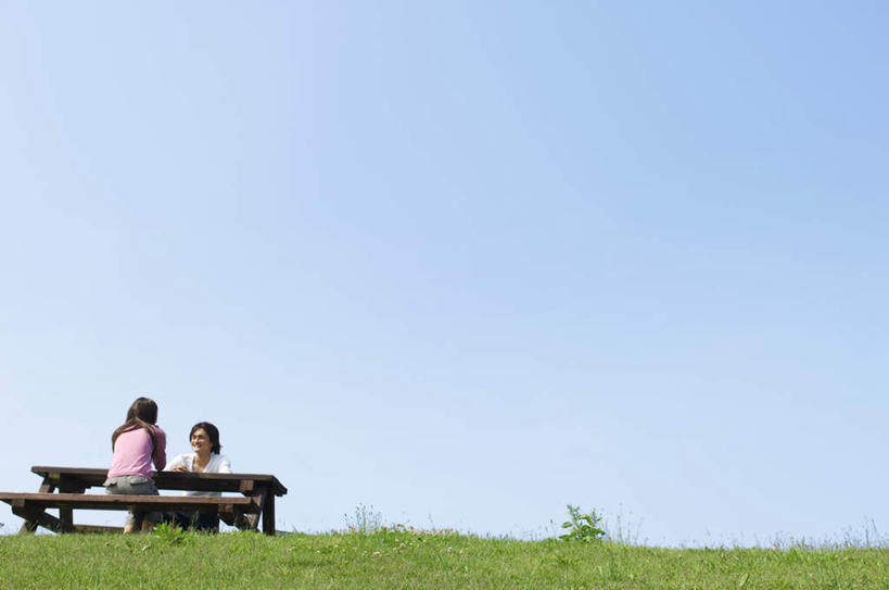 东方人,两个人,夫妻,坐,说,横图,室外,白天,仰视,爱情,讨论,草地,草坪,植物,亚洲,阴影,服装,光线,影子,浪漫,注视,休闲装,黄种人,相视,草,衣服,蓝色,绿色,蓝天,天空,阳光,天,观察,看,休闲,面对面,休闲服,恩爱,恋人,服饰,观看,对视,察看,关注,相对,相看,交流,男人,男性,年轻男性,年轻女性,女人,女性,亚洲人,夫妇,情侣,沟通,讲话,交谈,商讨,说话,谈话,坐着,彩图,低角度拍摄,全身,伴侣