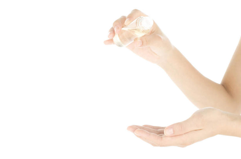 东方人,手,手掌,一个人,站,横图,室内,特写,白天,正面,化妆,美容,亚洲,仅一个年轻女性,仅一个女性,仅一个人,倒,护肤,拿,拿着,黄种人,玻璃制品,玻璃瓶,瓶子,站着,保养,享受,休闲,手部,放松,保健,养颜,年轻女性,女人,女性,亚洲人,站立,半身,彩图