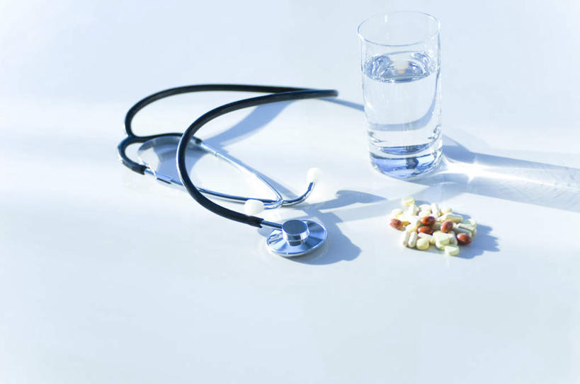 无人,横图,俯视,室内,特写,白天,安全,桌面,桌子,静物,杯子,一堆,堆叠,堆积,药剂,防护,一杯,胶囊,玻璃制品,一个,水杯,听诊器,药品,治疗,摄影,影棚,单个,堆,保护,药物,医疗,医疗设备,医疗器械,保险,预防,医疗工具,检测工具,平安,玻璃杯,彩图,高角度拍摄,影棚拍摄,拍摄