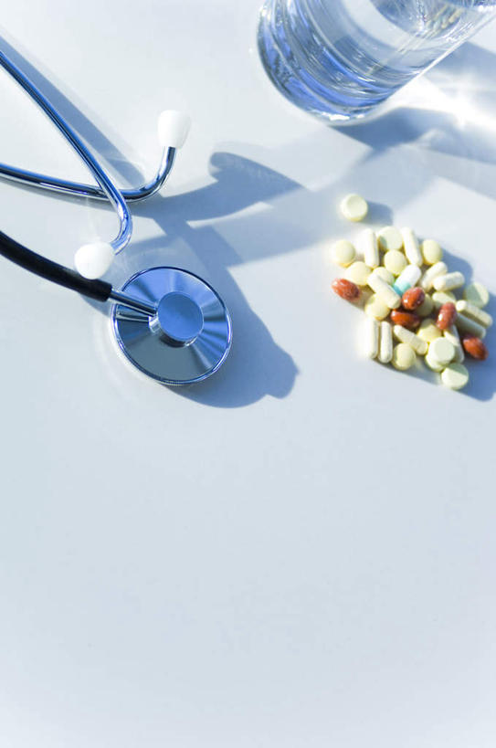 无人,竖图,俯视,室内,特写,白天,安全,桌面,桌子,静物,杯子,一堆,堆叠,堆积,药剂,防护,一杯,胶囊,玻璃制品,一个,水杯,听诊器,药品,治疗,摄影,影棚,单个,堆,保护,药物,医疗,医疗设备,医疗器械,保险,预防,医疗工具,检测工具,平安,玻璃杯,彩图,高角度拍摄,影棚拍摄,拍摄