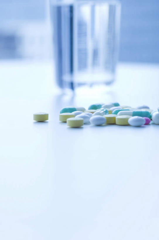 无人,竖图,俯视,室内,特写,白天,安全,桌面,桌子,静物,杯子,许多,散落,药剂,药丸,液体,防护,一杯,药片,玻璃制品,蓝色,绿色,紫色,白色,水杯,药品,治疗,摄影,影棚,保护,药物,医疗,保险,预防,平安,玻璃杯,彩图,高角度拍摄,影棚拍摄,拍摄