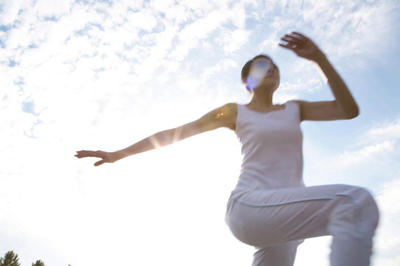 东方人,一个人,举,横图,室外,白天,仰视,锻炼,运动,太阳,亚洲,仅一个年轻女性,仅一个女性,仅一个人,阴影,服装,光线,影子,云,云朵,云彩,注视,休闲装,黄种人,衣服,蓝色,白云,蓝天,天空,阳光,天,观察,看,托,休闲,休闲服,服饰,晴朗,观看,察看,关注,体育,年轻女性,女人,女性,亚洲人,晴空,举起,举手,举着,向上举,向上伸,向上托,半身,彩图,低角度拍摄,健身