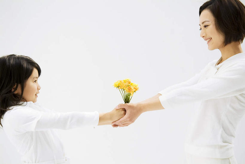 东方人,儿童,两个人,家庭,母亲,儿子,站,横图,室内,白天,白色背景,侧面,纯洁,亚洲,服装,盛开,拿,花蕾,拿着,注视,休闲装,黄种人,花,花瓣,花朵,鲜花,小孩,衣服,红色,白色,花苞,花蕊,观察,看,站着,休闲,温暖,温馨,母子,一家人,休闲服,可爱,母爱,童年,童趣,摄影,服饰,影棚,观看,和睦,察看,关注,童真,烂漫,无邪,天真,男孩,年轻女性,女人,女性,亚洲人,孩子,年轻人,站立,半身,彩图,影棚拍摄,拍摄,融洽,短发,男生