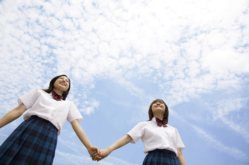 东方人,两个人,伙伴,朋友,站,握手,横图,室外,白天,仰视,制服,友谊,亚洲,阴影,服装,光线,影子,云,云朵,云彩,注视,黄种人,衣服,蓝色,白云,蓝天,天空,阳光,天,观察,看,站着,同学,校服,服饰,晴朗,观看,察看,衣着,校友,穿着,关注,学生服,同窗,学友,衣饰,友情,年轻女性,女人,女性,亚洲人,晴空,搀手,拉手,手拉手,手握手,站立,半身,彩图,低角度拍摄