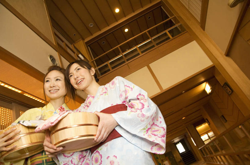 东方人,两个人,伙伴,朋友,栏杆,站,横图,室内,白天,仰视,民族服装,友谊,照明,亚洲,和服,纺织物,木桶,桶,墙,围栏,走道,走廊,过道,灯光,拿,拿着,注视,黄种人,护栏,顶灯,墙壁,墙面,灯,容器,灯具,毛巾,观察,看,清洁,站着,服饰,观看,储藏,保暖,照亮,察看,照明设备,储存,关注,透气,防水,吴服,唐草,唐花,唐锦,储水,耐磨,吸水,友情,年轻女性,女人,女性,亚洲人,站立,半身,彩图,低角度拍摄,传统服装,民俗服,贮存