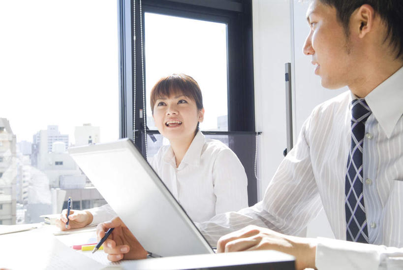 东方人,两个人,同事,商务人士,商务男性,商务女性,办公室,坐,笑,说,微笑,露齿笑,横图,室内,白天,正面,衬衫,讨论,成功,合作,团队,集体,信心,电脑,笔记本电脑,窗户,桌子,亚洲,握,阴影,套装,开会,会议,光线,网络,笔,影子,办公桌,办公用品,领带,圆珠笔,注视,黄种人,通讯设备,队伍,玻璃窗,文具,阳光,学习用品,观察,看,握着,观看,文具用品,察看,无线,领导,成就,关注,通信设备,商务装,无线网络,合伙,领袖,无线上网,便携式电脑,工薪阶层,交流,手提电脑,男人,男性,年轻男性,年轻女性,女人,女性,亚洲人,年轻人,白领,上班族,沟通,讲话,交谈,商讨,说话,谈话,坐着,半身,彩图,衬衣